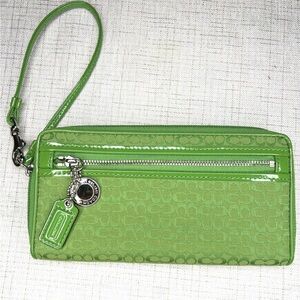 Coach Vintage Vibrant Green Wristlet Wallet Silver Accents NWOT Never Used RARE